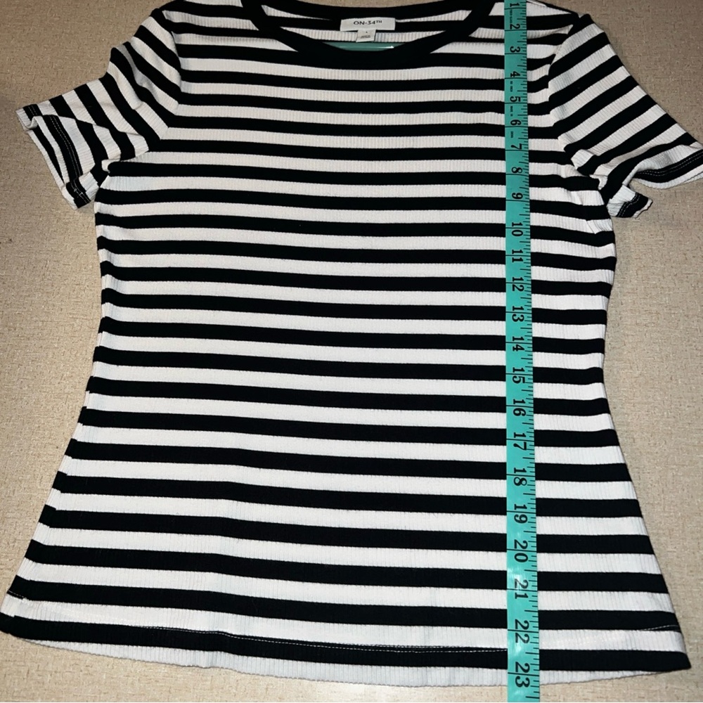 On 34th Striped Top Black & White Women's Size Large Short sleeve Stretch. - Picture 6 of 6